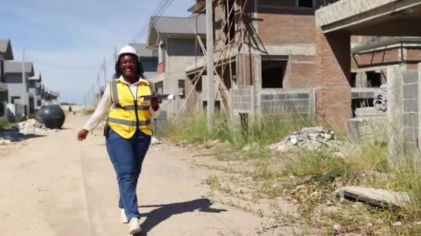 Schwarze Arbeiterin Architektin Lächelt Afrikanerin Mit Schutzhelm Hält Digitales Tablet — Stockvideo