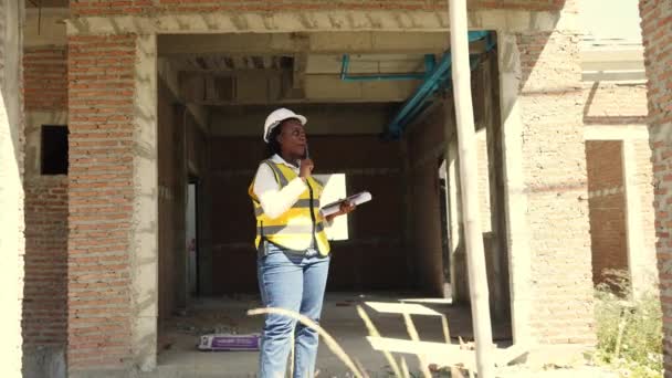 Arquitecta Trabajadora Negra Sonriendo Afroamericana Casco Seguridad Sosteniendo Tableta Digital — Vídeo de stock