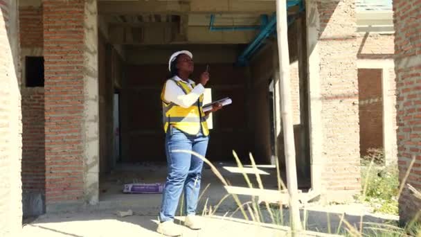 Μαύρη Γυναίκα Αρχιτέκτονας Εργαζόμενος Χαμογελώντας Αφροαμερικανός Κράνος Ασφαλείας Κρατώντας Ψηφιακή — Αρχείο Βίντεο