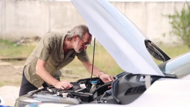 Старший Білий Чоловік Стоїть Перед Власною Машиною Маючи Проблеми Розбитим — стокове відео