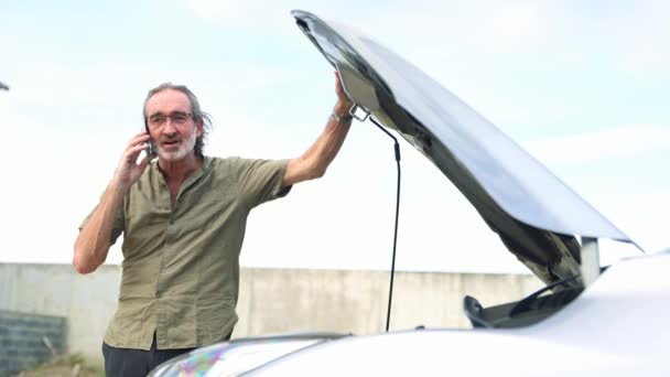 Ανώτερος Καυκάσιος Άνθρωπος Στέκεται Μπροστά Από Δικό Του Αυτοκίνητο Που — Αρχείο Βίντεο