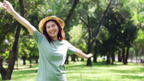 Портрет Молодой Азиатской Женщины Солнечной Утренней Шляпе Которая Веселый Радостный — стоковое видео