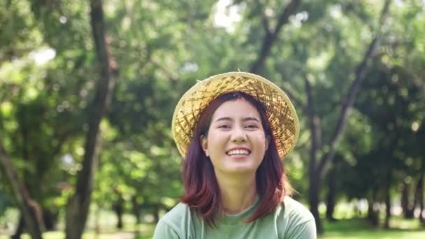 Портрет Молодой Азиатской Женщины Солнечной Утренней Шляпе Которая Веселый Радостный — стоковое видео