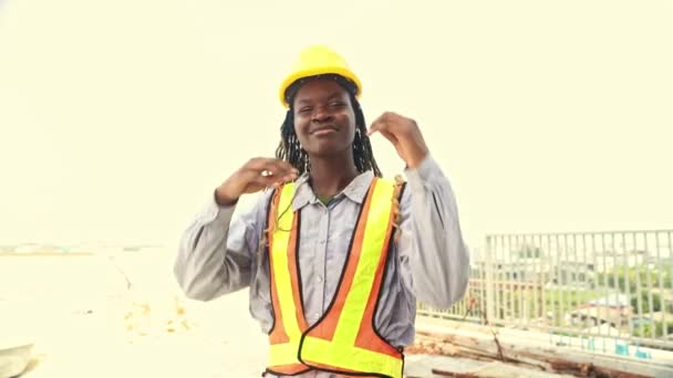 Porträtt Afroamerikansk Svart Kvinnlig Arbetare Arbetar Byggarbetsplats Långt Hår Flätad — Stockvideo