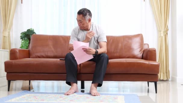 Uomo Anziano Stressato Seduto Sul Divano Preoccupato Documenti Delle Fatture — Video Stock