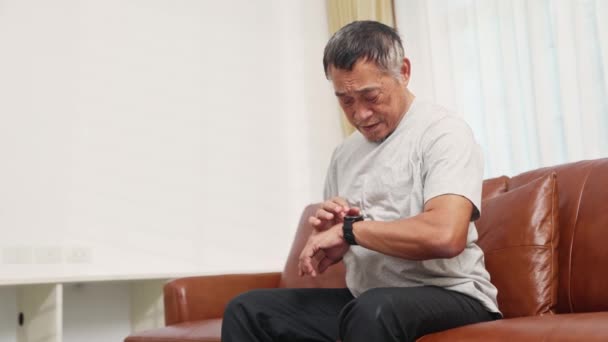 Idős Ázsiai Férfi Szívproblémákkal Érezte Hirtelen Szívizom Fájdalom Fáradtság Miközben — Stock videók