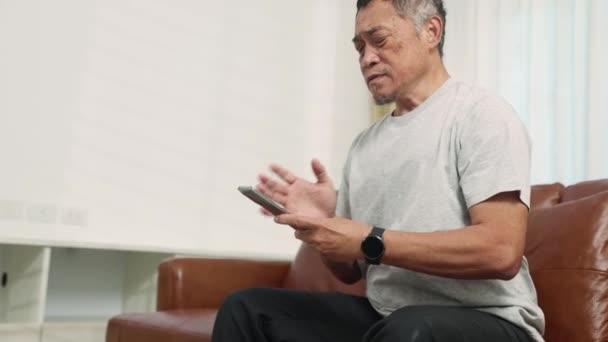 Anciano Asiático Hombre Con Problemas Corazón Sintió Repentino Dolor Muscular — Vídeos de Stock