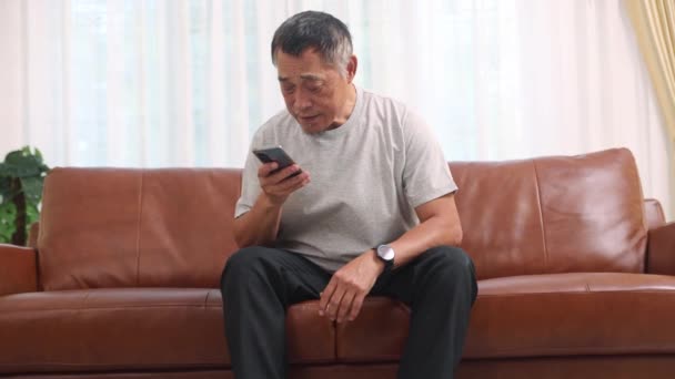 Пожилой Азиат Проблемами Сердцем Почувствовал Внезапную Боль Сердечной Мышце Усталость — стоковое видео