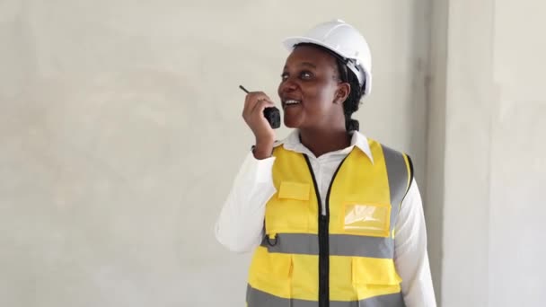 Schwarze Arbeiterinnen Architektin Afroamerikanerin Berichtet Von Aktualisierungen Auf Der Baustelle — Stockvideo
