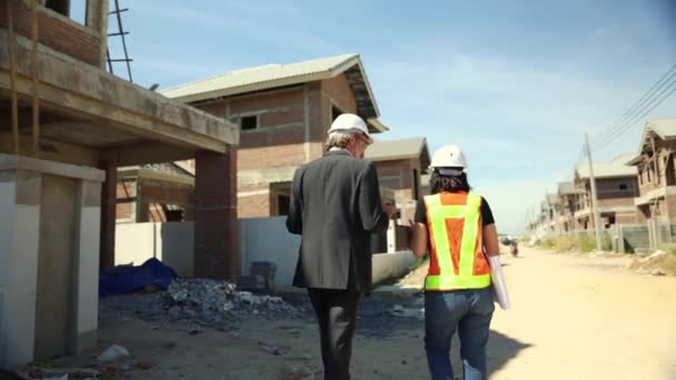 Back View Senior Male Architect Consulting Female Foreman Construction Worker — Stock Video