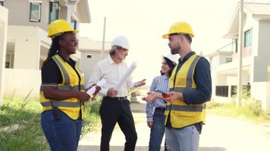 Mimarlar, erkek ve kadın mühendisler ve işçilerden oluşan çok ırklı bir ekiple bir araya gelerek başarılı olmak için inşaat mühendisleriyle el sıkışarak gayrimenkul konut projesini planlama konusunda konuştuk..