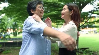 Sevimli bir an, anne ve en güzel kızının sıcaklığı ve mutlu bağlarını göstermeleri iyi bir ilişki içinde olmalarıyla neticeleniyor..