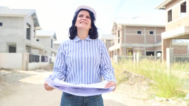 Ανώτερη Γυναίκα Αρχιτέκτονας Κατέχει Περίπτερα Σχέδιο Κατοικιών Στο Εργοτάξιο Μπροστά — Αρχείο Βίντεο