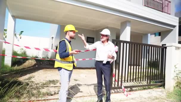 Vezető Építész Beszél Munkavállalók Biztonsági Tisztek Lakhatás Építési Projekt Szalagra — Stock videók
