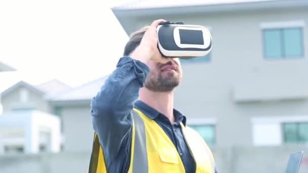 Arquiteto Masculino Usa Caixa Realidade Virtual Para Criar Uma Construção — Vídeo de Stock