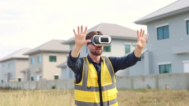 Arquiteto Masculino Usa Caixa Realidade Virtual Para Criar Uma Construção — Vídeo de Stock