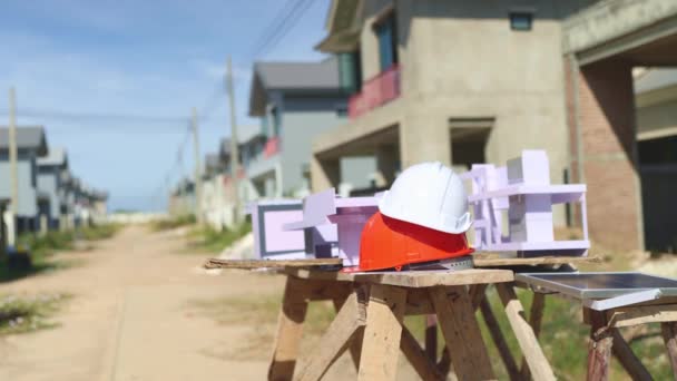 住宅建设项目工地临时会议用木制工作台 配有安全帽纸板房模型太阳能电池板节能环保 — 图库视频影像