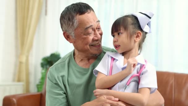 행복한 건강에 할아버지는 사랑과 애정으로 소파에 귀여운 간호사의 유니폼을 귀여운 — 비디오