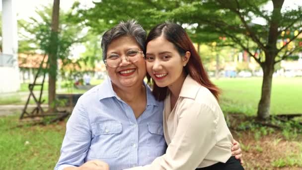 귀여운 어머니와 그녀의 아름다운 따뜻함을 포옹하고 그들의 유대를 보여주는 빛나는 — 비디오