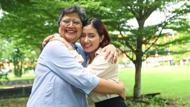 可爱的一刻母亲和她美丽的大女儿抱着温暖 表现出幸福的情谊 这段美好的关系带来了良好的心理健康 — 图库视频影像