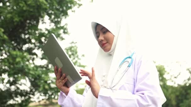 Medico Musulmano Donna Hijab Infermiera Bianca Possesso Computer Tablet Digitale — Video Stock