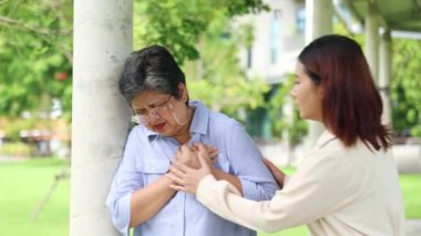 Yaşlı Asyalı kadın aniden ciddi bir kalp krizi geçirdi ve nefes alamadı. Göğsünde bir ağrı hissetti. Genç bir kadın tarafından acilen hastaneye kaldırıldı..