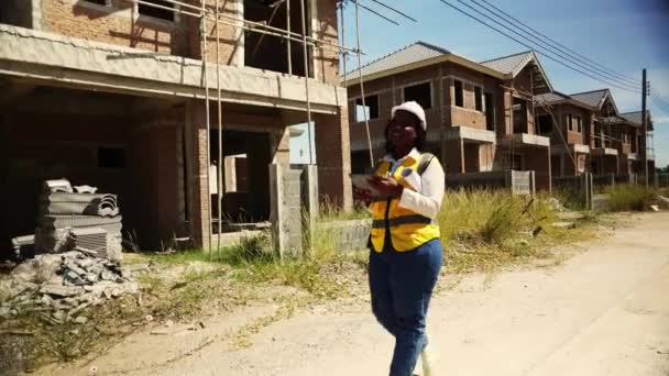 Schwarze Arbeiterin Architektin Lächelt Afrikanerin Mit Schutzhelm Hält Digitales Tablet — Stockvideo