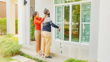 Güzel yetişkin kız gözlerini kapatmak için siyah bez kullanıyor. Emekli yaşlı babasına sürpriz yapmak için ona yeni bir ev alıyor ve lüks ve pahalı yeni eviyle onu memnun ediyor..