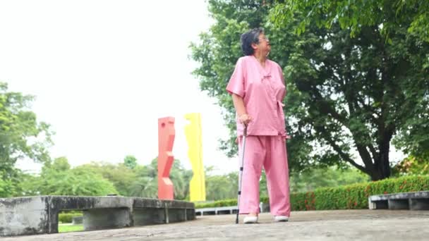 Yaşlı Asyalı Bir Kadın Hastalıktan Sonra Sağlığını Korumak Vücudunu Normale — Stok video