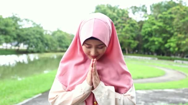Imagem Feliz Bonito Asiático Muçulmano Mulher Vestindo Hijab Com Mãos — Vídeo de Stock
