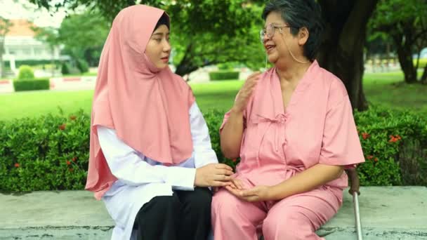 Voluntárias Muçulmanas Sentam Conversam Com Pacientes Idosos Jardim Hospital Termos — Vídeo de Stock