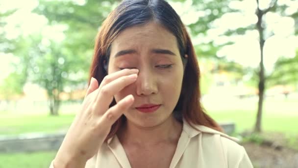 若いアジアの女性は視力の問題を持っています ほこりのアレルギーは手をこすりまたは傷つける 彼女の目はかゆみのある目を持っており 空気中のほこりの問題の不純物や花粉の花粉から目を刺激します — ストック動画