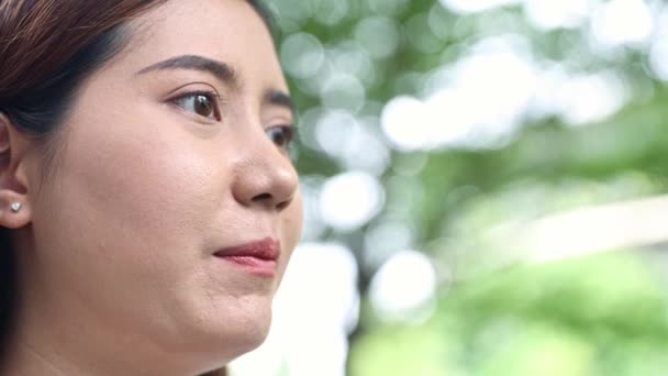 Estresado Joven Asiático Mujer Continuo Hablar Respiraderos Negativa Emociones Chismes — Vídeos de Stock