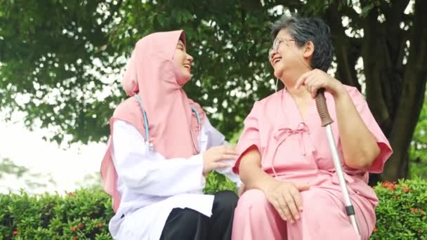 Medico Musulmano Donna Esamina Paziente Anziano Donna Utilizza Stetoscopio Ascoltare — Video Stock