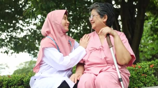 Мусульманська Жінка Лікар Оглядає Літнього Пацієнта Використовує Стетоскоп Слухає Пульс — стокове відео