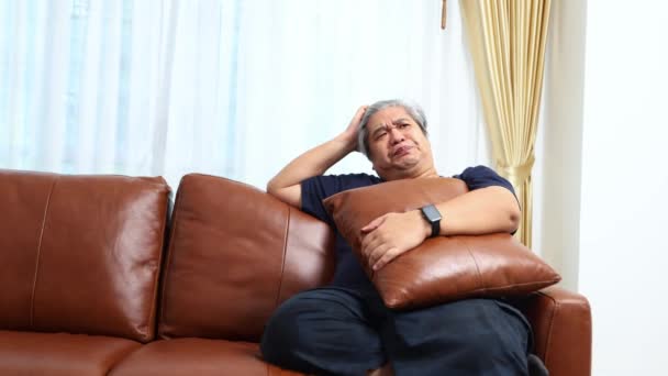 ソファーに座っている脂肪アジアの男性は 呼吸器および肺疾患 慢性咳 慢性気管支炎 喉の刺激に苦しむ健康上の問題を抱えています — ストック動画