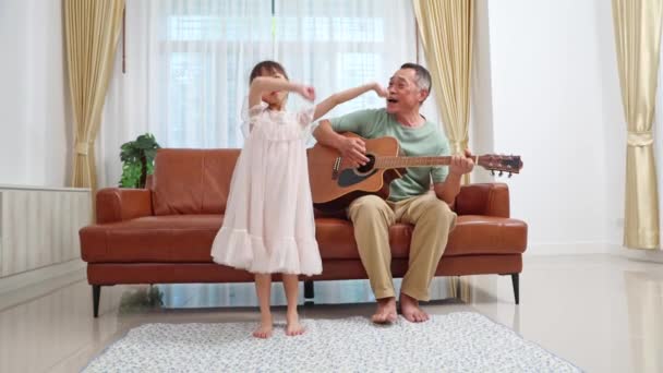 Расслабляющие Развлекательные Мероприятия Доме Здоровый Дедушка Играет Гитаре Милая Внучка — стоковое видео