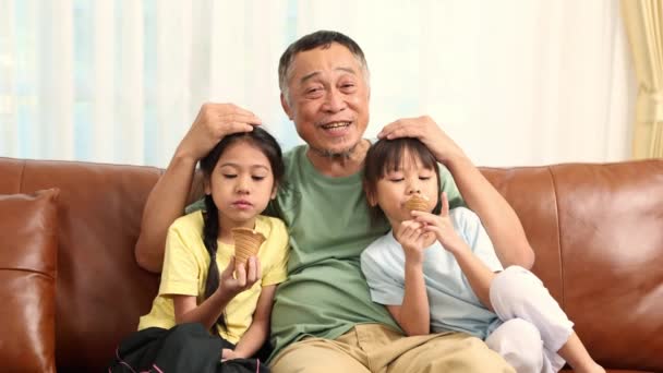 Ritratto Gentile Nonno Pensione Prende Cura Delle Sue Due Nipoti — Video Stock