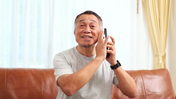 Blinde Oudere Man Houdt Smartphone Met Behulp Van Een Applicatie — Stockvideo