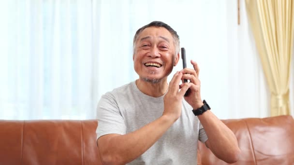 Slepý Starší Muž Drží Smartphone Pomocí Funkce Zpřístupnění Aplikace Digitální — Stock video