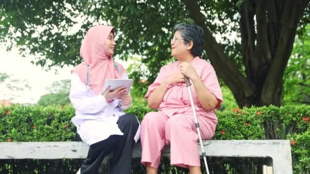 Sağlık Hizmetleri Hastası Kadın Müslüman Doktor Hastane Bahçesindeki Yaşlı Bir — Stok video