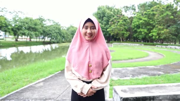 Feliz Imagen Linda Mujer Musulmana Asiática Usando Hijab Pie Con — Vídeo de stock