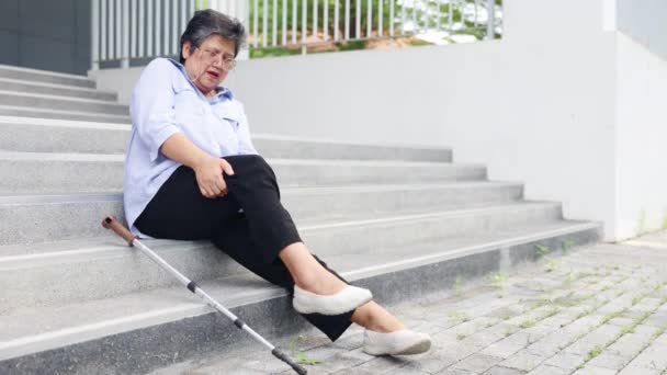 Elderly Asian Woman Sits Lifts Her Right Leg Has Cramping — Stock Video