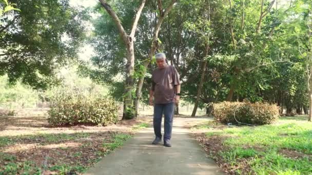 Старший Мужчина Упражнения Парке Ходьба Бетонному Полу Имеет Внезапную Боль — стоковое видео
