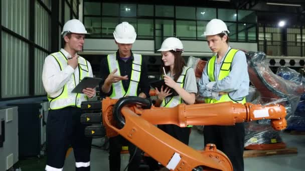 Работающие Команде Инженеры Электрики Мужчины Женщины Успешно Провели Пять Испытаний — стоковое видео