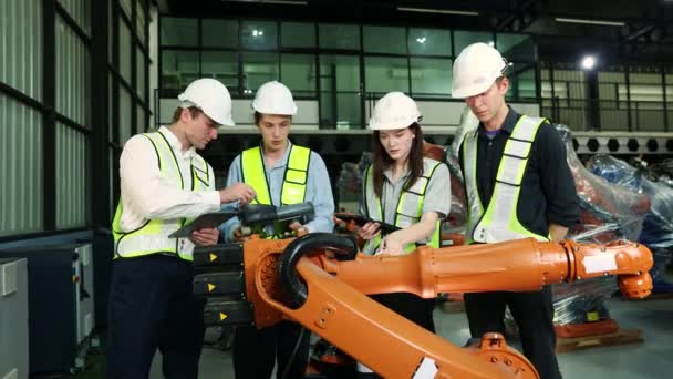 Работающие Команде Инженеры Электрики Мужчины Женщины Успешно Провели Пять Испытаний — стоковое видео