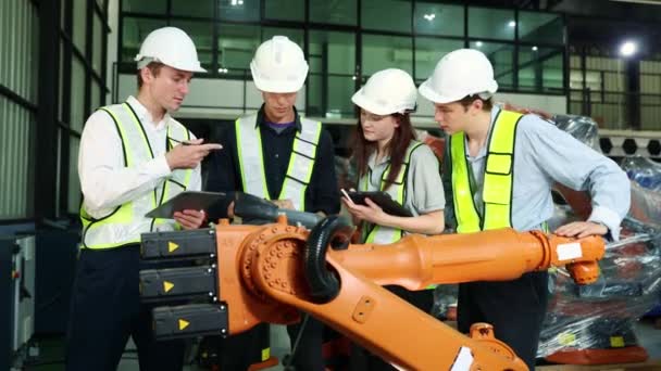 Trabajo Equipo Ingenieros Robots Electricistas Hombres Mujeres Lluvia Ideas Con — Vídeo de stock