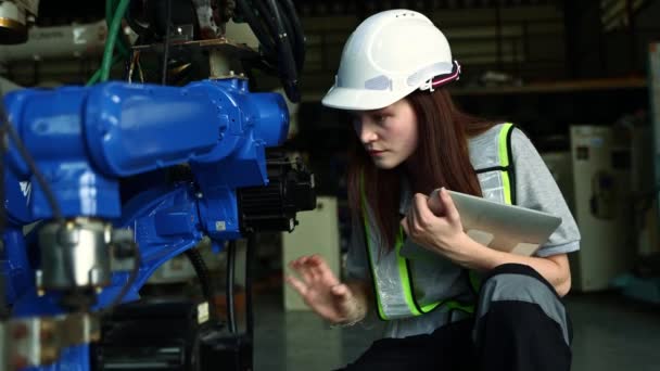 Femme Ingénieur Électronique Caucasienne Détient Ordinateur Portable Inspecte Système Automatisation — Video