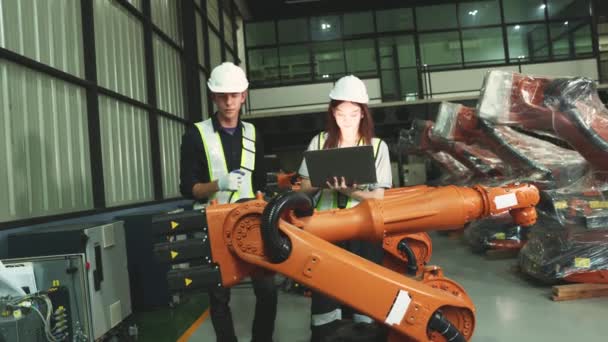 倉庫現代ビジネス業界4 0に設置されたラップトップ電子オートメーションシステムを用いた電気インストールプロセスを検査する男性と女性の電気技師ロボットエンジニア — ストック動画