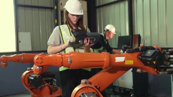 Electricistas Femeninos Masculinos Inspeccionan Robot Soldadura Control Remoto Analógico Prueba — Vídeos de Stock